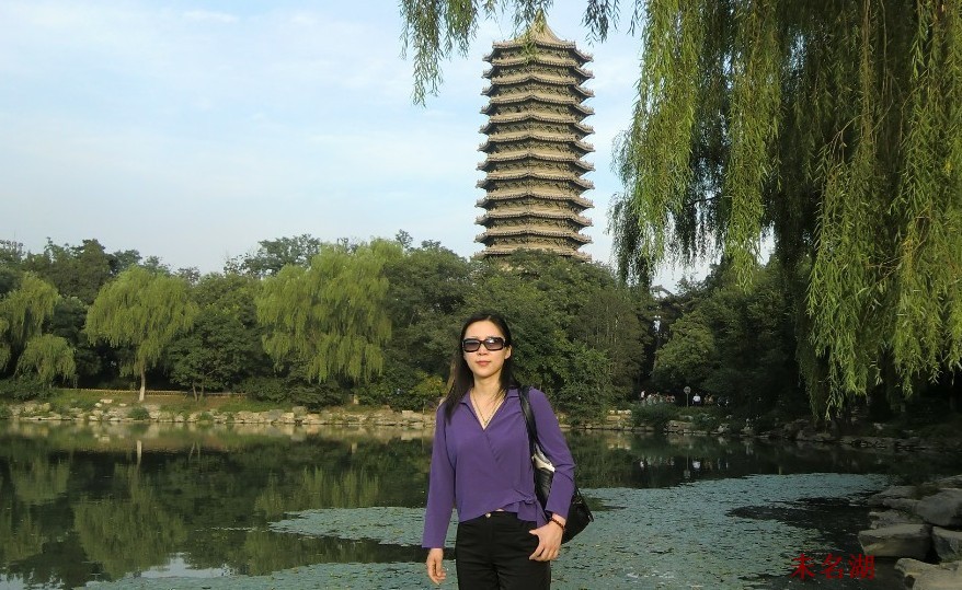 首席顾问在北京大学未名湖畔
